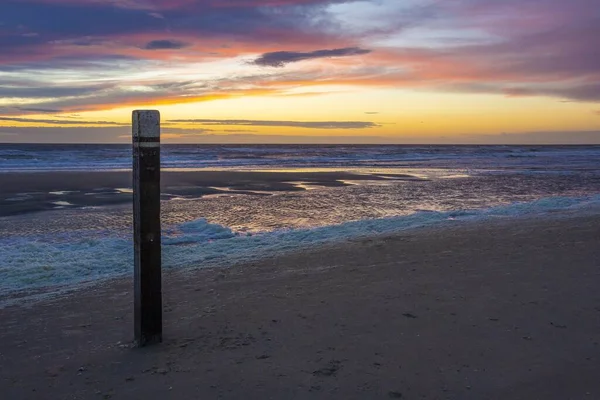Günbatımında Bir Plaj Direği Texas Hollanda Adasındaki Kumsalda Köpük Kafalar — Stok fotoğraf
