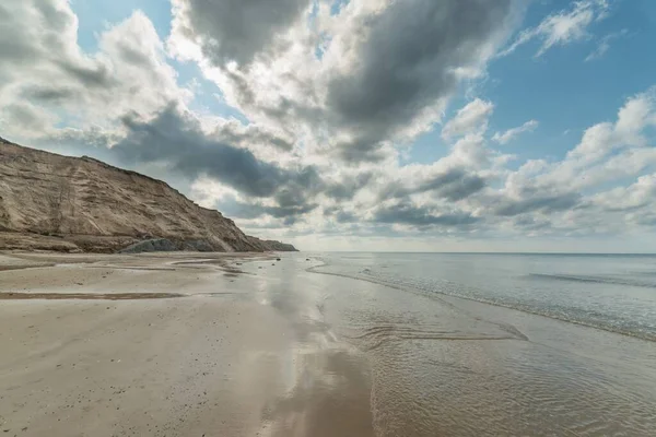 지평선에 하늘이 모래사장과 바다의 아름다운 — 스톡 사진