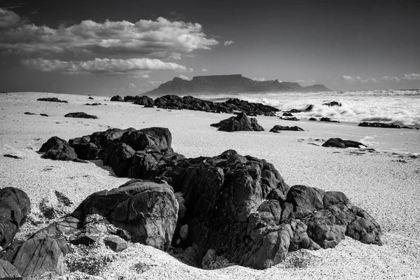 Šedivý Záběr Kamení Pobřeží Silnými Vlnami Oceánu — Stock fotografie