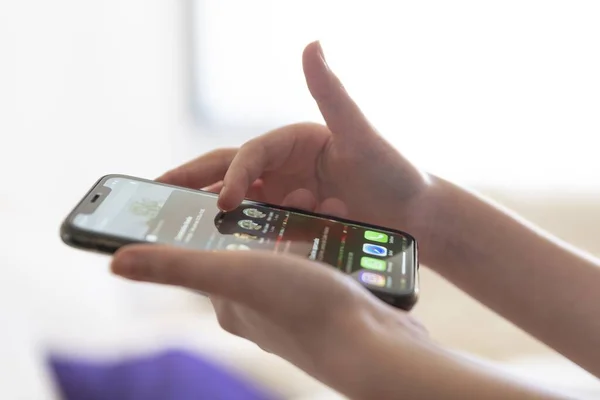 Enfoque Selectivo Mujer Sosteniendo Teléfono Inteligente Leyendo Noticias — Foto de Stock