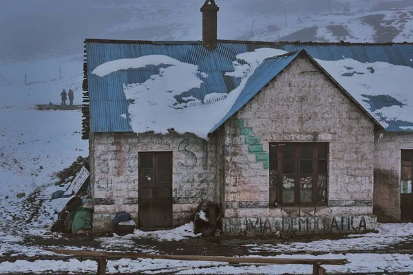 Egy Kép Egy Havas Elhagyatott Épületről Dombon — Stock Fotó
