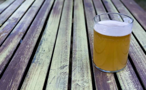 Delicioso Vaso Cerveza Sobre Una Mesa Madera — Foto de Stock