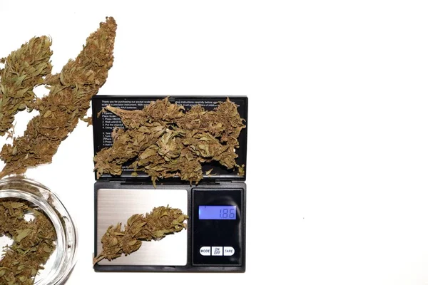 Eine Draufsicht Auf Cannabis Einem Glas Und Auf Einer Digitalen — Stockfoto