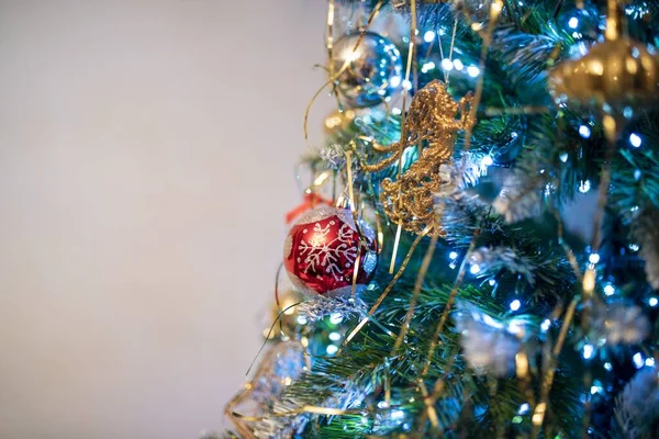 Uma Bela Foto Uma Árvore Natal Decorada Fundo Embaçado — Fotografia de Stock