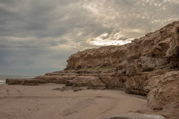 Eine Schöne Landschaft Von Einem Sandstrand Mit Felsen Auf Einem — Stockfoto