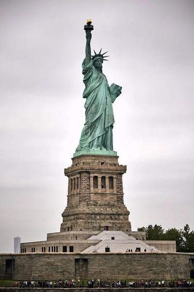 Nízký Úhel Záběru Úžasné Sochy Svobody New Yorku Usa — Stock fotografie