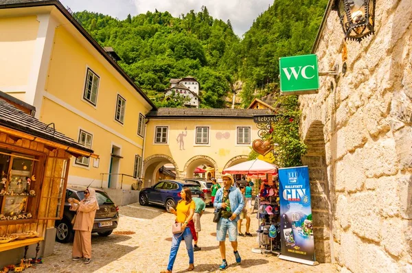 Hallstatt Austria Temmuz 2019 Şehir Merkezinde Turistler Binalar — Stok fotoğraf