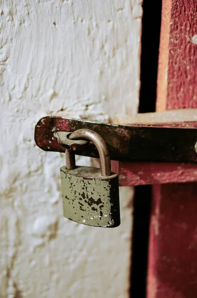 Plan Vertical Une Vieille Serrure Rouillée Sur Une Porte Rouge — Photo