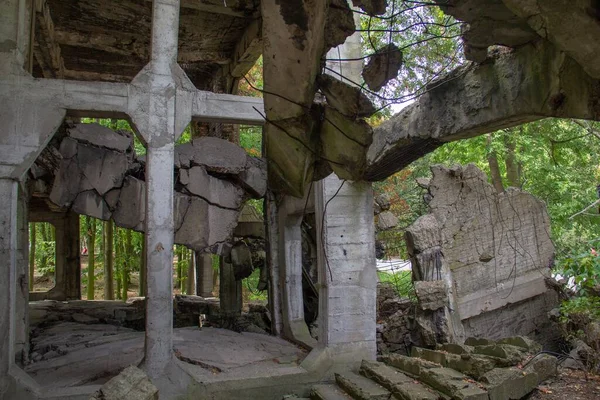 Una Splendida Vista Sulle Rovine Edificio Abbandonato Mezzo Una Foresta — Foto Stock