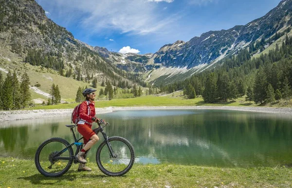 Bonita Mujer Mayor Montando Bicicleta Montaña Eléctrica Lago Seealp Área — Foto de Stock
