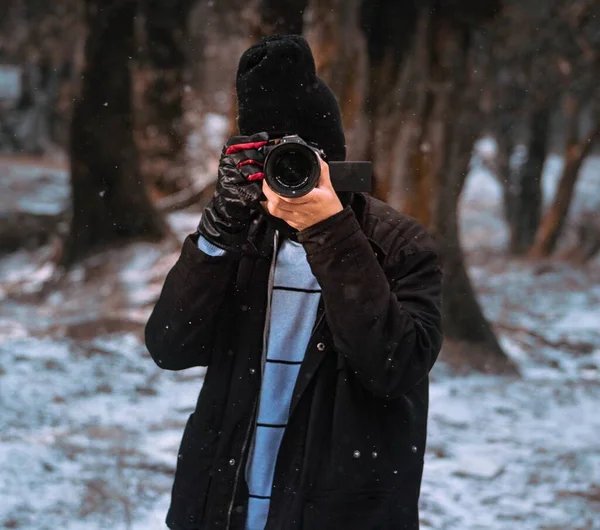 Male Photographer Capturing Winter Forest — Stock Photo, Image