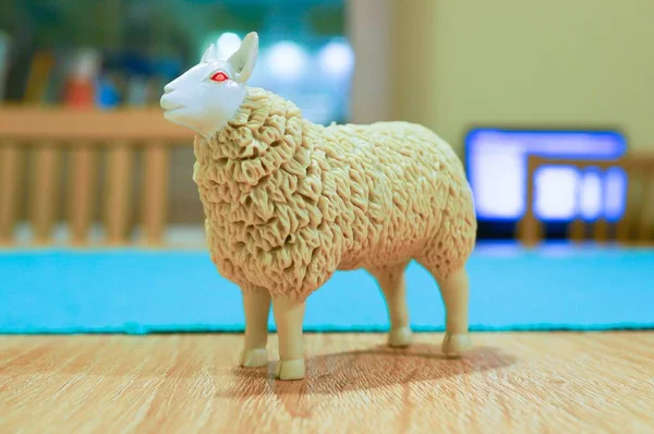Tiro Close Brinquedo Ovelha Plástico Uma Superfície Madeira — Fotografia de Stock