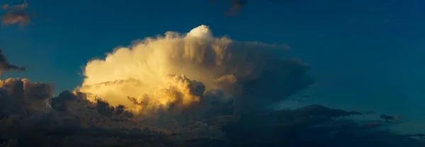 Algunas Nubes Cúmulos Cumulonimbus Atardecer Sobre Bosque — Foto de Stock