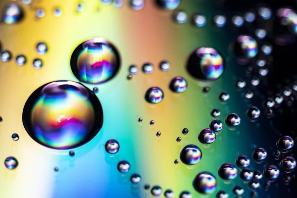 Een Macro Foto Van Waterdruppels Iriserende Achtergrond Met Regenboogkleuren — Stockfoto