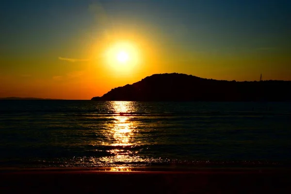 Мальовничий Вид Сонця Ясне Блакитне Небо Над Горою Красивий Морський — стокове фото