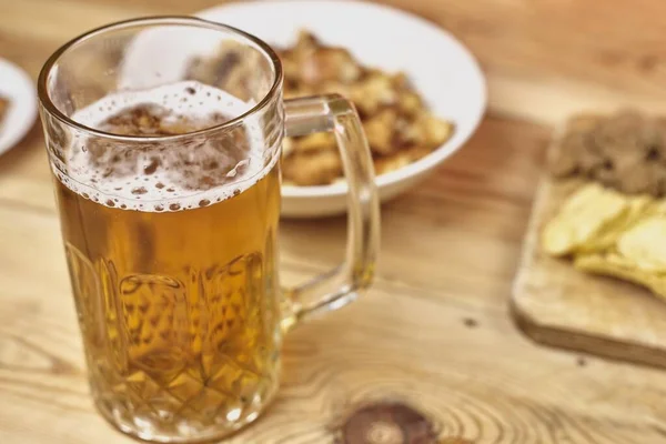 Een Zachte Focus Van Een Glas Schuimig Ambachtelijk Bier Met — Stockfoto