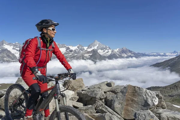 Aktywna Seniorka Jazda Elektrycznym Rowerze Górskim Poniżej Słynnej Matterhorn Zermatt — Zdjęcie stockowe