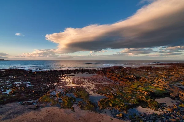 Paisaje Puesta Sol Océano Con Rocas Orilla Del Mar Durante —  Fotos de Stock