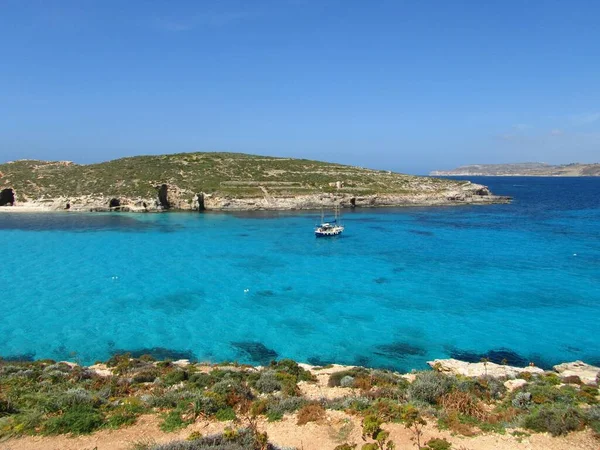 Comino Malta April 2014 Einsames Segelboot Auf Dem Türkisfarbenen Und — Stockfoto