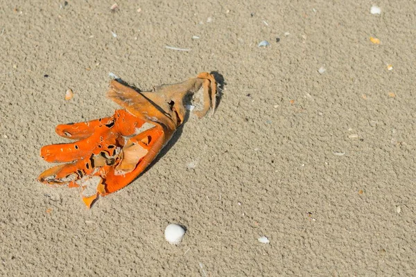 Guanto Arancio Usurato Gettato Sulla Superficie Sabbiosa Perfetto Sfondo — Foto Stock