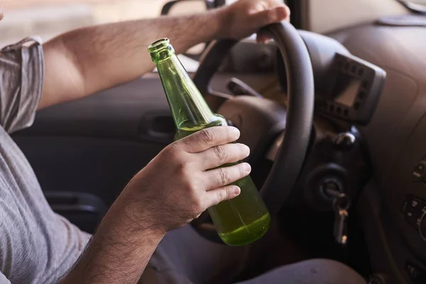 Butelka Piwa Rękach Mężczyzny Jeżdżącego Samochodem Ciągu Dnia — Zdjęcie stockowe