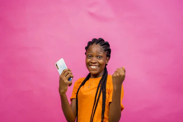 Una Joven Afro Americana Feliz Sosteniendo Teléfono Celular Aislado Sobre — Foto de Stock