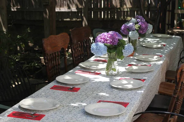 Una Mesa Fiesta Con Sillas Madera Decoradas Con Flores Platos — Foto de Stock