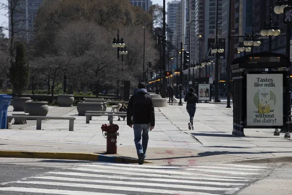 Chicago Stati Uniti Aprile 2020 Gente Cammina Strade Del Centro — Foto Stock