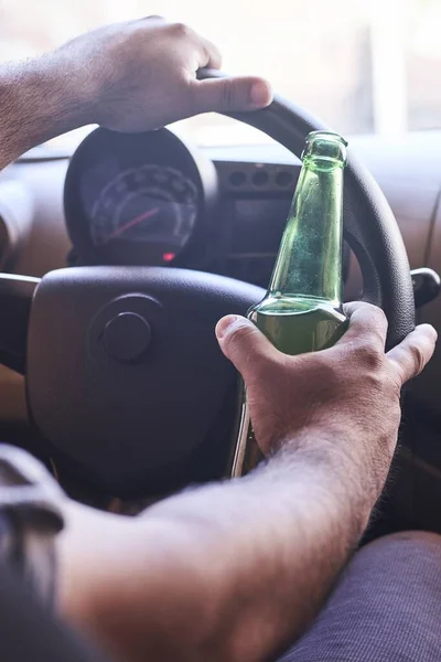 Flaska Händerna Man Som Kör Bilen Dagtid — Stockfoto