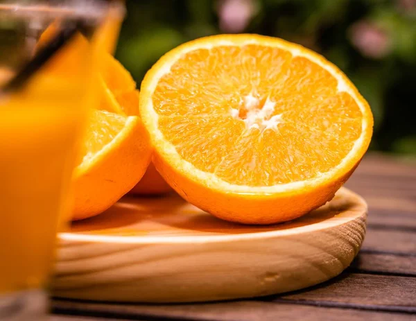 Primer Plano Rodajas Naranja Cortadas Una Superficie Madera Perfecto Para — Foto de Stock