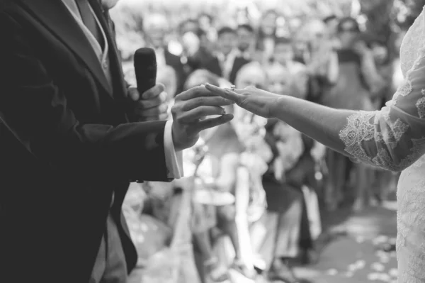 新郎の灰色のショットは 光の下で妻の指にリングを置く 結婚式のコンセプト — ストック写真