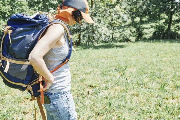 Vit Kvinna Resenär Med Ryggsäck Promenader Skog Och Utforska Vackra — Stockfoto