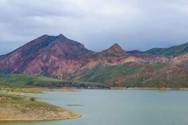 Una Toma Increíble Lago Montaña Sobre Fondo Nublado Armenia —  Fotos de Stock