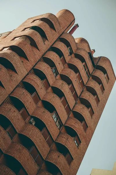 Низькокутний Знімок Сучасного Архітектурного Дизайну Будівлі Блакитним Небом Задньому Плані — стокове фото