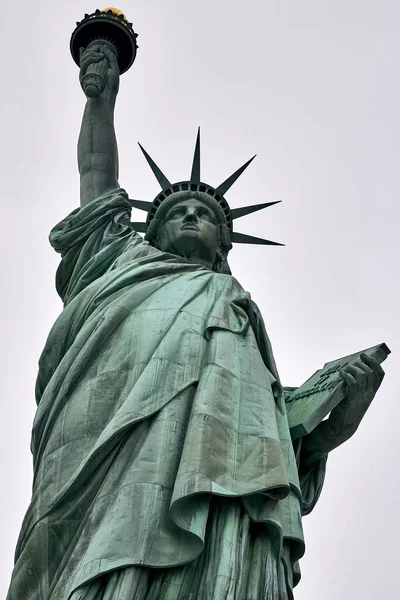 Nízký Úhel Záběru Úžasné Sochy Svobody New Yorku Usa — Stock fotografie