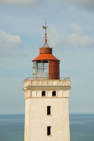 Vacker Utsikt Över Gammal Fyr Stranden Vid Havet Dagtid — Stockfoto