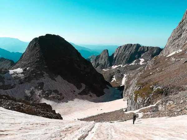 Hermoso Paisaje Viajero Senderismo Paisaje Montañoso Nevado Rocoso — Foto de Stock