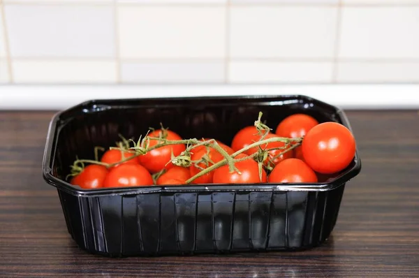 Eine Nahaufnahme Von Kirschtomaten Einer Schwarzen Plastikbox Auf Einer Holzoberfläche — Stockfoto