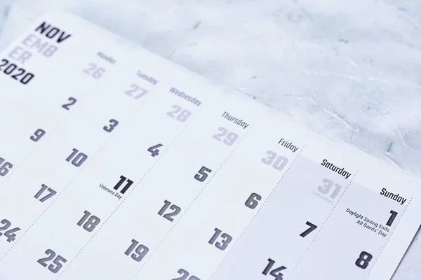 Ένα Κοντινό Πλάνο Ενός Μηνιαίου Ημερολογίου Μια Γκρίζα Επιφάνεια — Φωτογραφία Αρχείου
