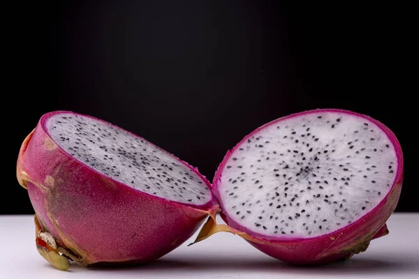 Tiro Close Uma Fruta Dragão Cortada Meio Uma Superfície Branca — Fotografia de Stock