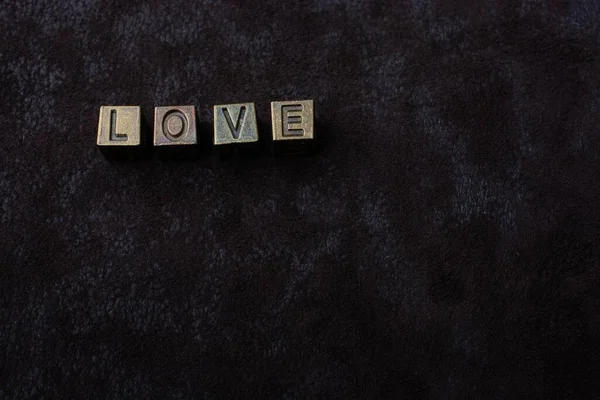 Een Close Shot Van Love Geschreven Met Metalen Blokjes Tafel — Stockfoto