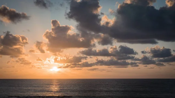 Een Landschap Opname Van Een Prachtige Zonsondergang Harmonie Met Zee — Stockfoto