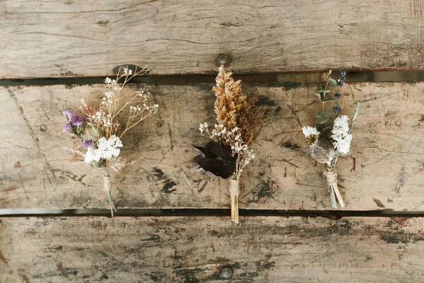 Ρουστίκ Αποξηραμένα Λουλούδια Κουμπότρυπες Φυσικό Ξύλινο Τραπέζι — Φωτογραφία Αρχείου
