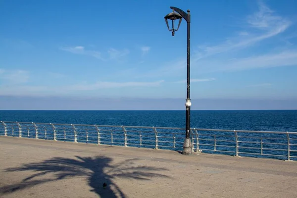 Krásný Výhled Pouliční Lampu Molu Klidného Klidného Oceánu Pod Modrou — Stock fotografie