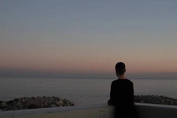 Uomo Piedi Sul Balcone Godendo Vista Del Mare Sotto Cielo — Foto Stock