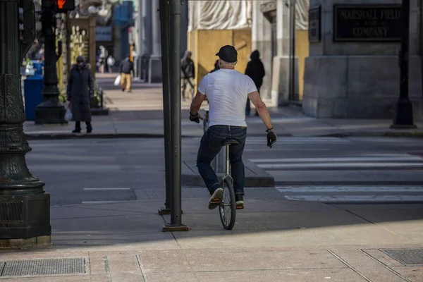 Chicago Stati Uniti Aprile 2020 Uomo Bicicletta Strade Vuote Del — Foto Stock