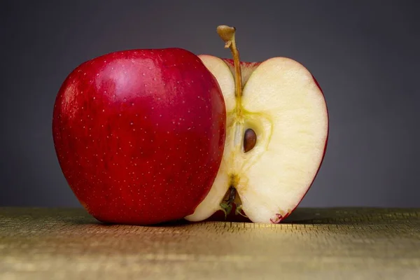 แอปเป แดงต ดเป นสองส วนบนพ วไม นหล — ภาพถ่ายสต็อก