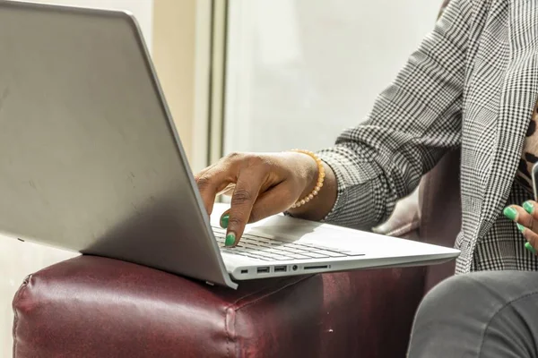 Eine Nahaufnahme Einer Afroamerikanischen Frau Die Auf Einem Laptop Auf — Stockfoto