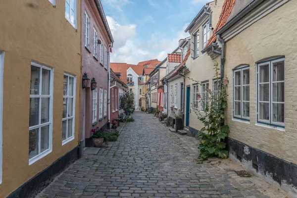 Een Smalle Geplaveide Straat Met Huizen Met Rode Daken Enkele — Stockfoto