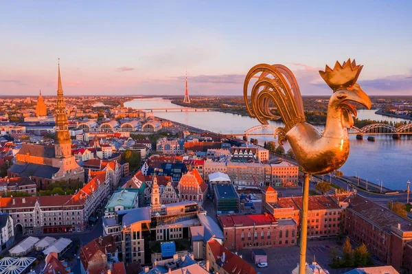 Den Gyllene Tuppen Toppen Byggnad Och Floden Daugava Riga Lettland — Stockfoto